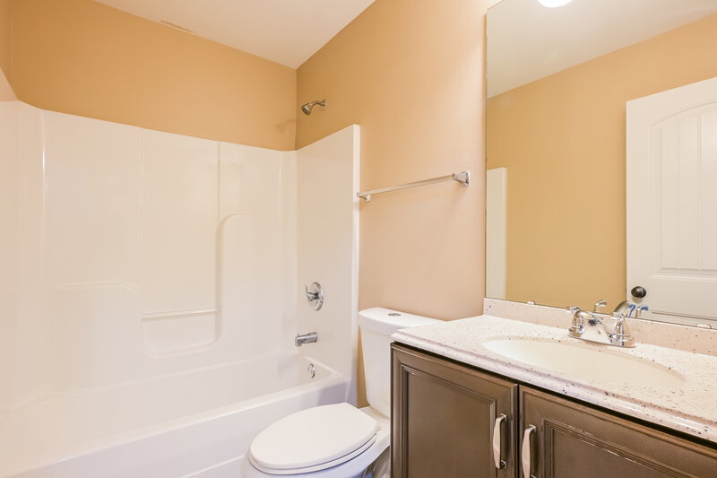 1,900/Mo, 2032 Belmont Dr Festus, MO 63028 Bathroom View