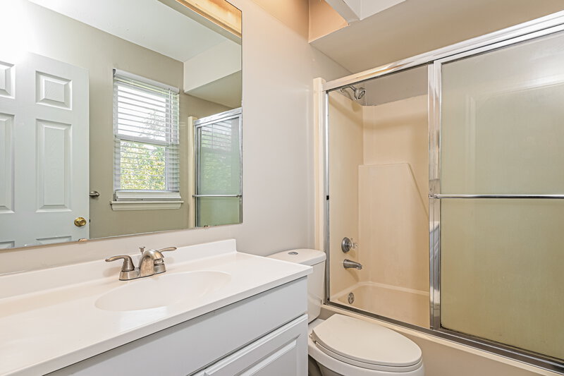 1,900/Mo, 5 Rustic Meadow Ct Saint Peters, MO 63376 Main Bathroom View