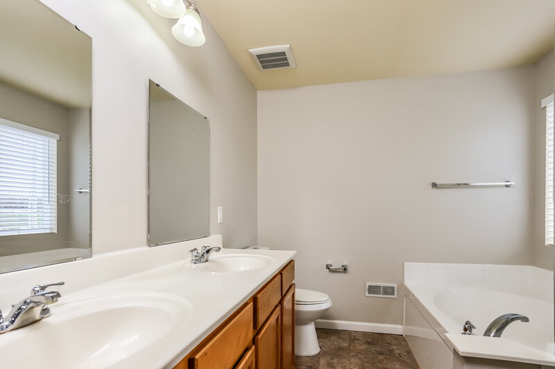 2,315/Mo, 5478 Misty Crossing Ct Florissant, MO 63034 Main Bathroom View