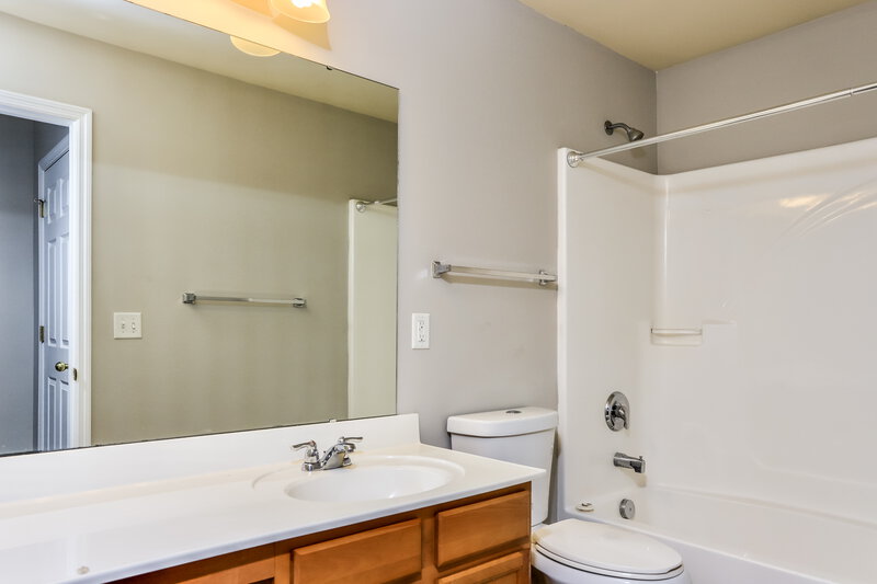 2,315/Mo, 5478 Misty Crossing Ct Florissant, MO 63034 Bathroom View