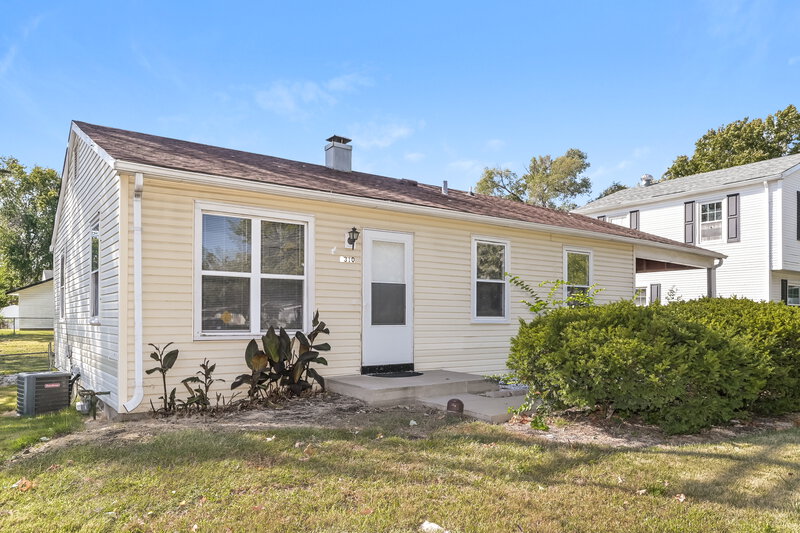 1,380/Mo, 2310 Mullanphy Ln Florissant, MO 63031 Front View