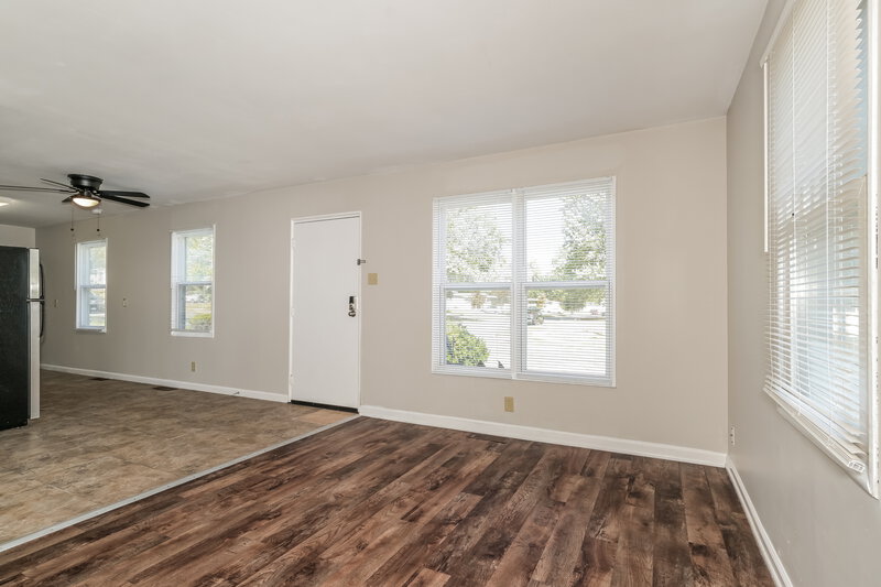 1,380/Mo, 2310 Mullanphy Ln Florissant, MO 63031 Living Room View 2