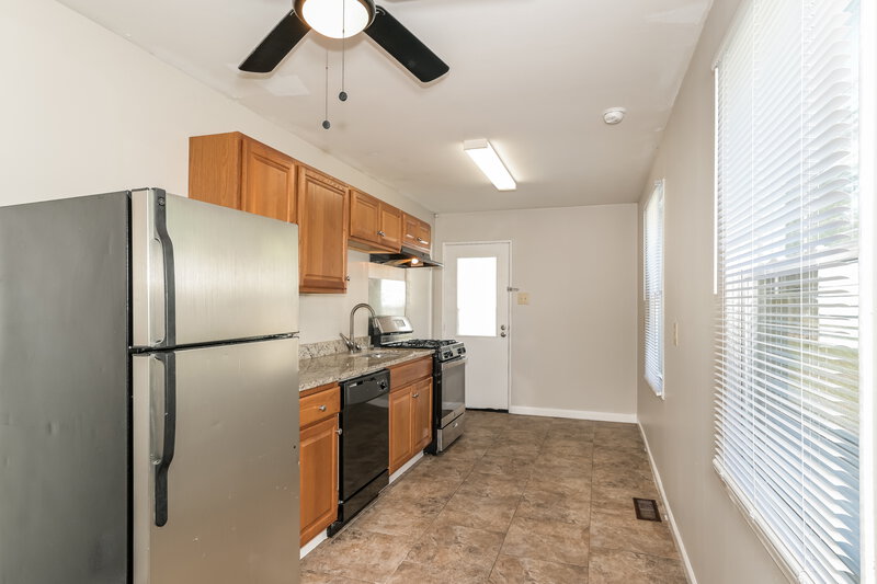 1,380/Mo, 2310 Mullanphy Ln Florissant, MO 63031 Kitchen View