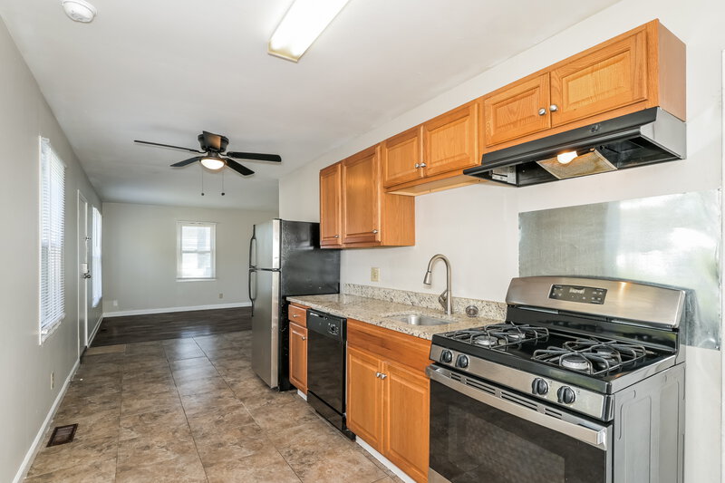 1,380/Mo, 2310 Mullanphy Ln Florissant, MO 63031 Kitchen View 2
