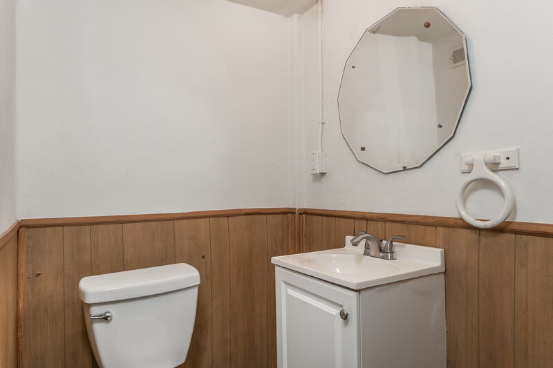 1,380/Mo, 2310 Mullanphy Ln Florissant, MO 63031 Bathroom View 2