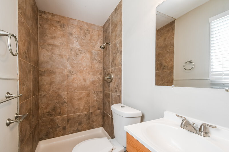 2,980/Mo, 11390 Lanett Ct St. Louis, MO 63136 Main Bathroom View