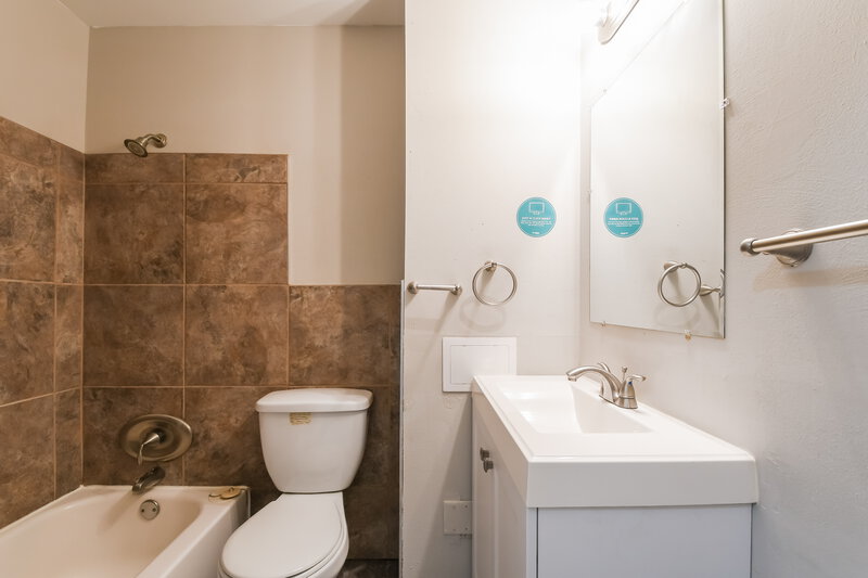 2,980/Mo, 11390 Lanett Ct St. Louis, MO 63136 Bathroom View