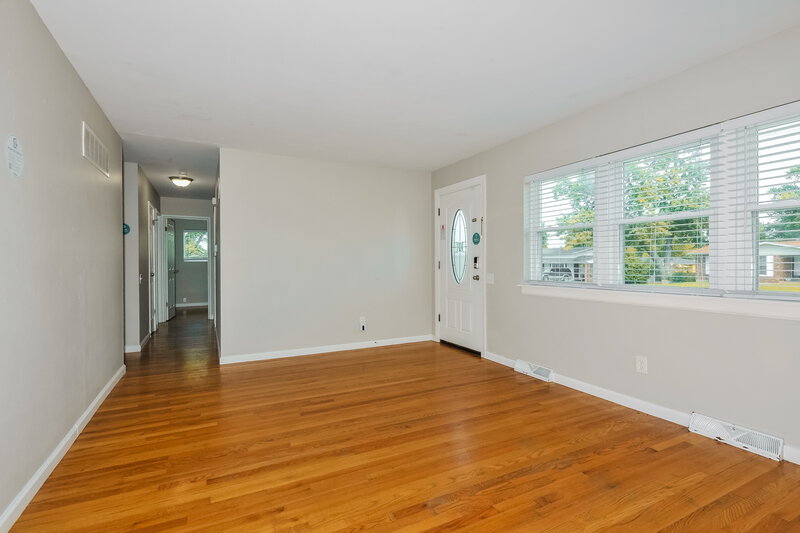 1,845/Mo, 1425 Shackelford Rd Florissant, MO 63031 Living Room View 2
