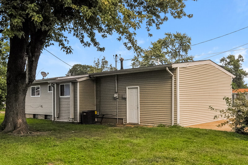 1,845/Mo, 1425 Shackelford Rd Florissant, MO 63031 Rear View 2