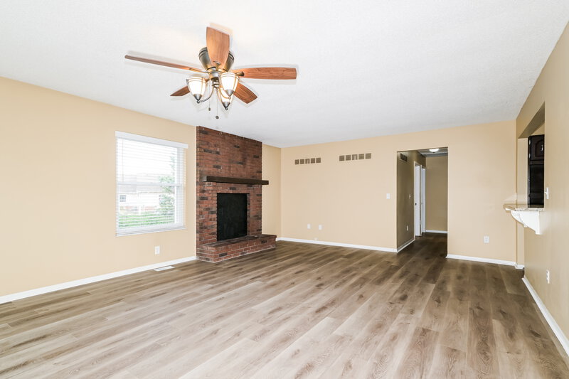1,805/Mo, 3319 Tom Sawyer Dr Florissant, MO 63033 Living Room View