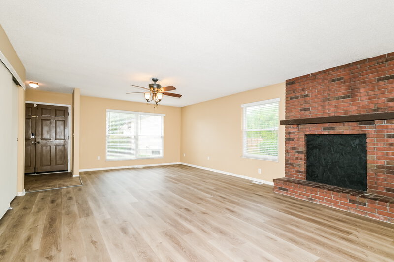 1,805/Mo, 3319 Tom Sawyer Dr Florissant, MO 63033 Living Room View 2