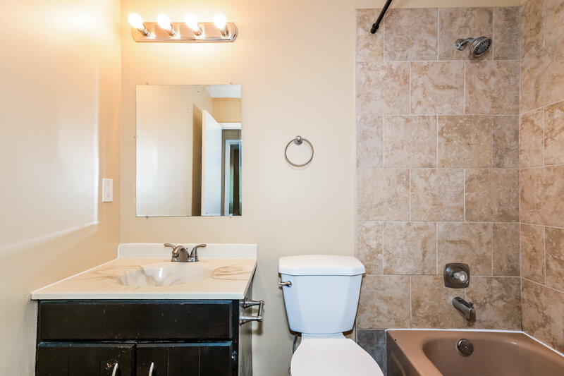 1,805/Mo, 3319 Tom Sawyer Dr Florissant, MO 63033 Bathroom View