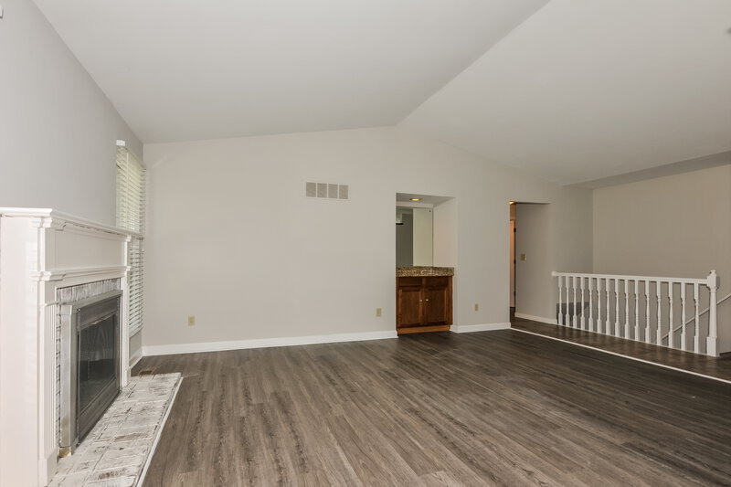 1,950/Mo, 27 Barrington Dr Saint Peters, MO 63376 Living Room View 2