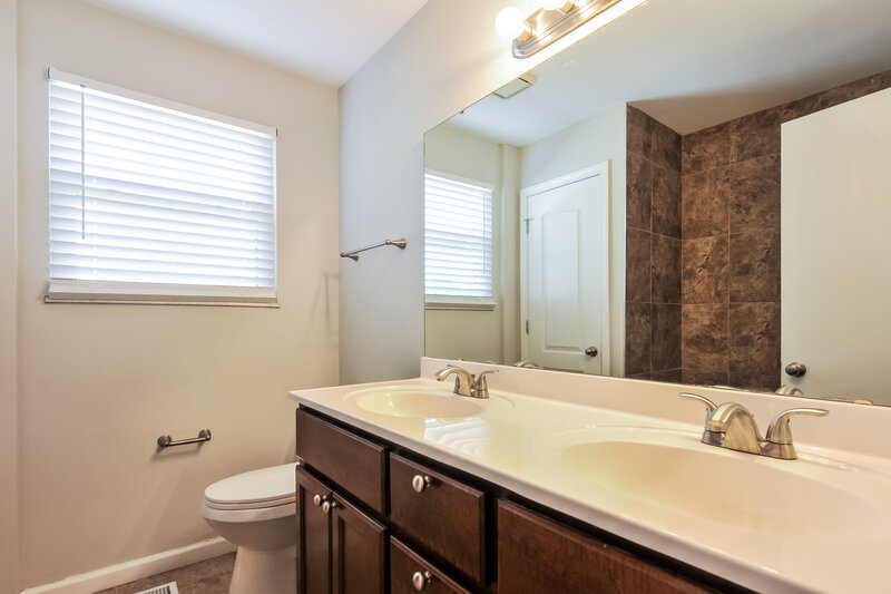 1,950/Mo, 27 Barrington Dr Saint Peters, MO 63376 Main Bathroom View