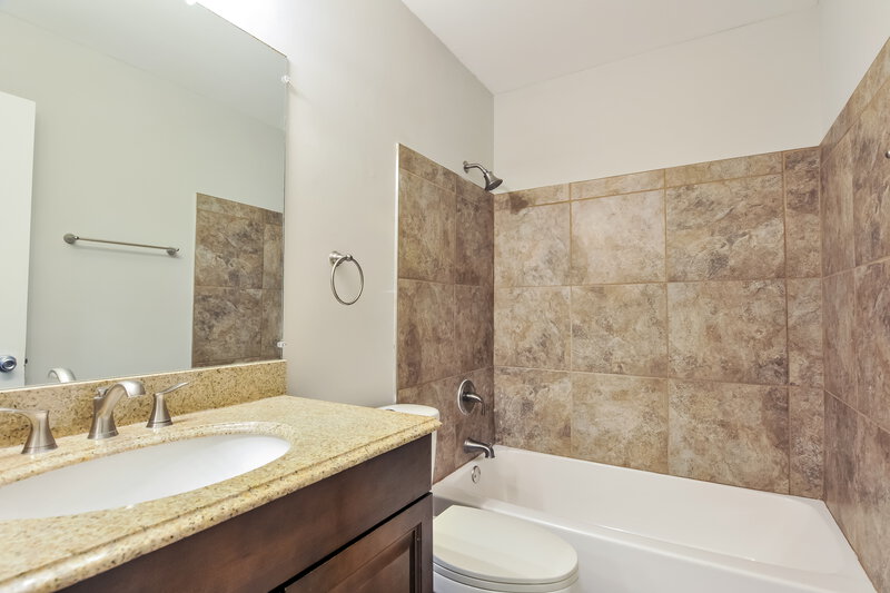1,950/Mo, 27 Barrington Dr Saint Peters, MO 63376 Bathroom View