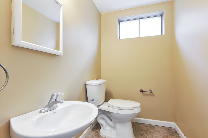 1,950/Mo, 27 Barrington Dr Saint Peters, MO 63376 Bathroom View 2