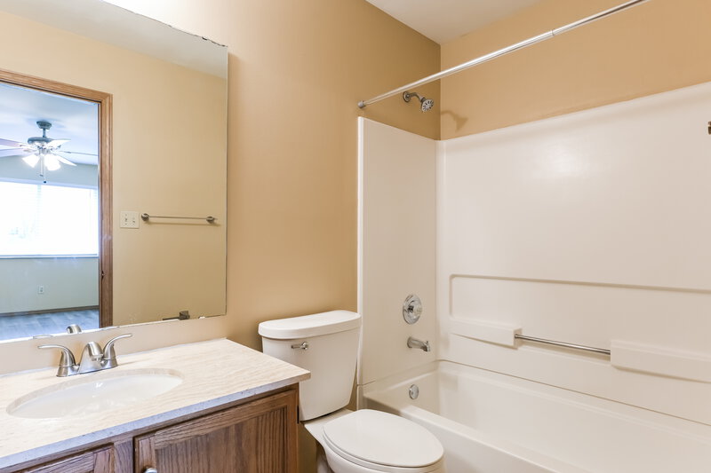 1,970/Mo, 4879 Persimmon Bend Ln Florissant, MO 63033 Bathroom View