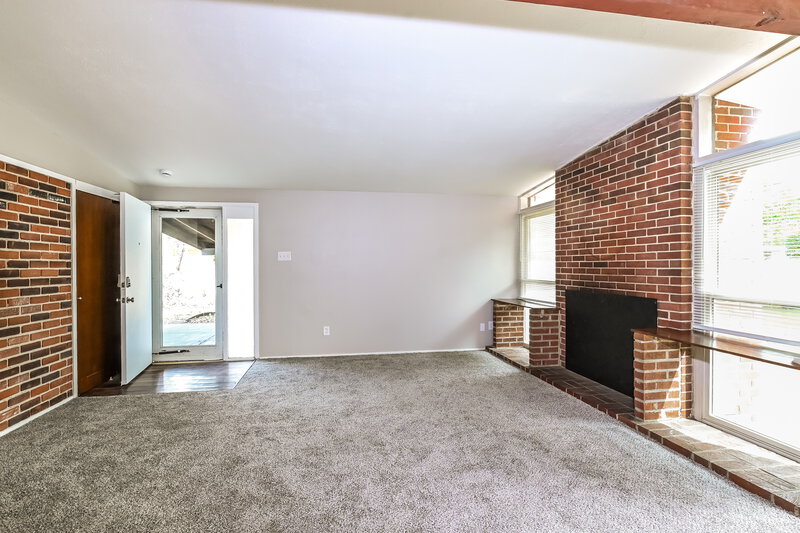 1,615/Mo, 790 Pebble Ln Florissant, MO 63033 Living Room View 2