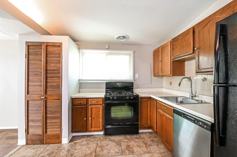 1,615/Mo, 790 Pebble Ln Florissant, MO 63033 Kitchen View 2