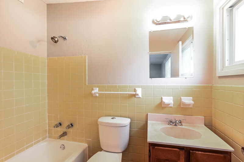 1,615/Mo, 790 Pebble Ln Florissant, MO 63033 Main Bathroom View