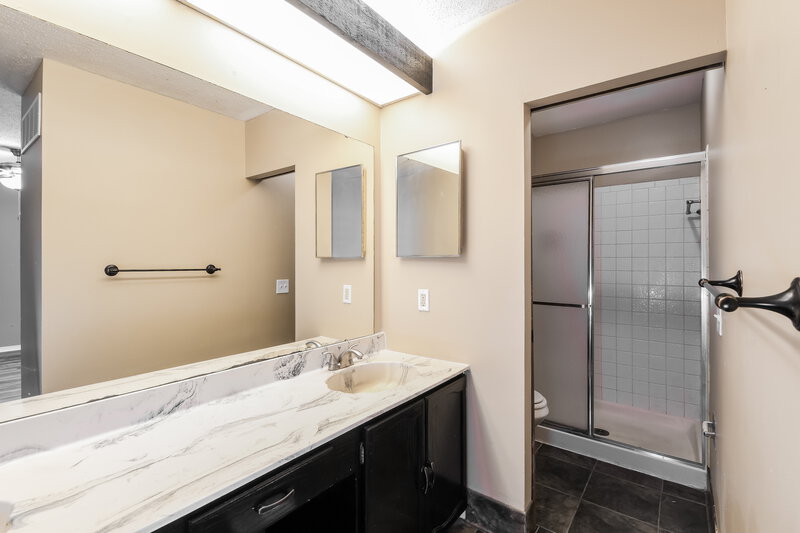 2,125/Mo, 912 Justice Ct Florissant, MO 63034 Main Bathroom View
