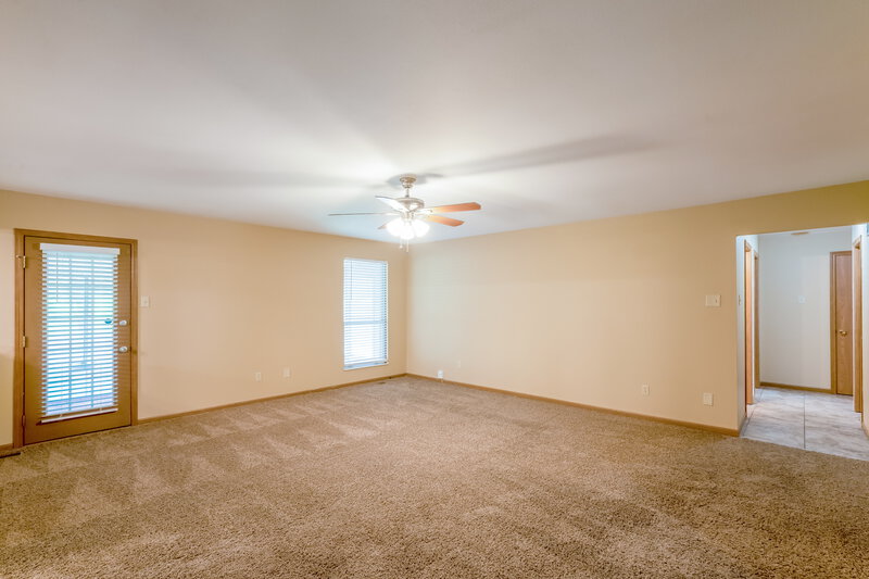 2,085/Mo, 4131 Les Cherbourg Ln Florissant, MO 63034 Living Room View 3