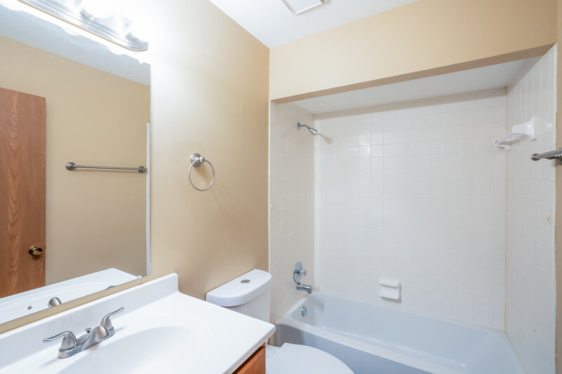2,085/Mo, 4131 Les Cherbourg Ln Florissant, MO 63034 Main Bathroom View