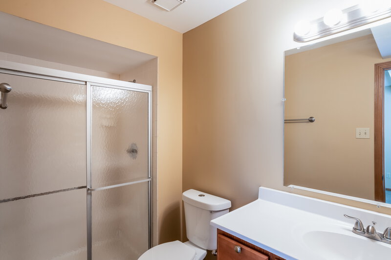 2,085/Mo, 4131 Les Cherbourg Ln Florissant, MO 63034 Bathroom View