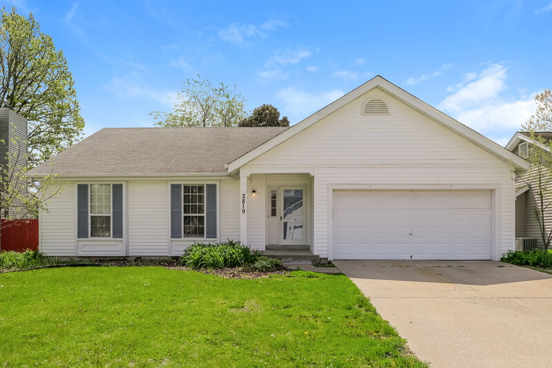 1,880/Mo, 2819 Chapel View Dr Florissant, MO 63031 External View