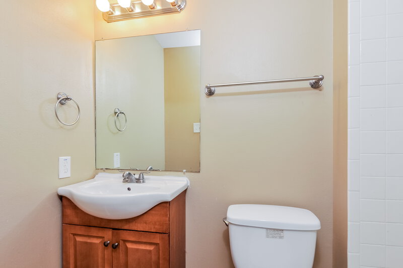 1,655/Mo, 11743 Branridge Rd Florissant, MO 63033 Main Bathroom View 2