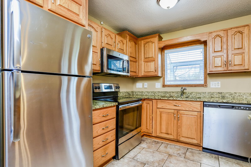 1,810/Mo, 5000 Snowberry St Imperial, MO 63052 Kitchen View