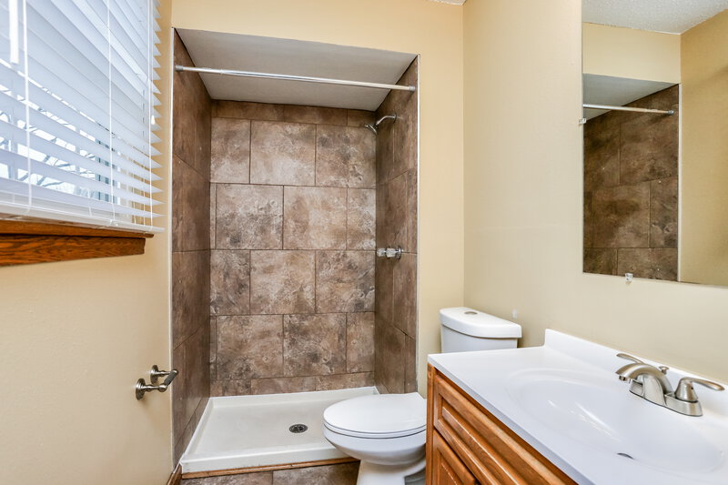 1,810/Mo, 5000 Snowberry St Imperial, MO 63052 Main Bathroom View