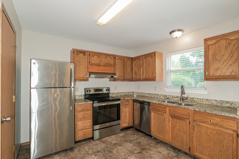 2,440/Mo, 402 Waterside Dr Grover, MO 63040 Kitchen View