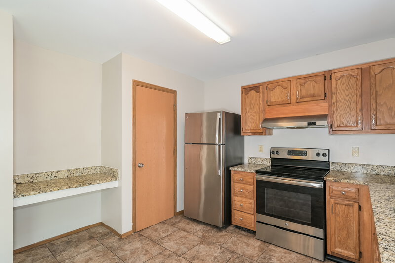 2,440/Mo, 402 Waterside Dr Grover, MO 63040 Kitchen View 2