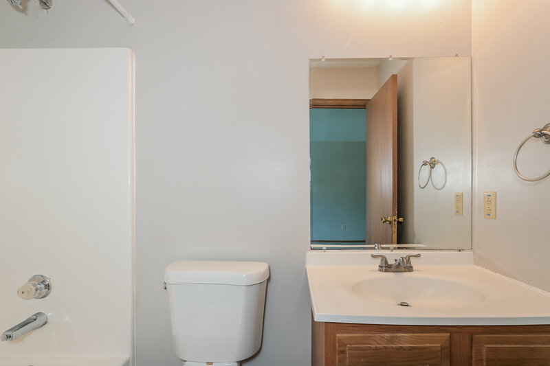 2,440/Mo, 402 Waterside Dr Grover, MO 63040 Main Bathroom View