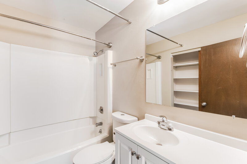 1,610/Mo, 1934 Catlin Dr Barnhart, MO 63012 Main Bathroom View