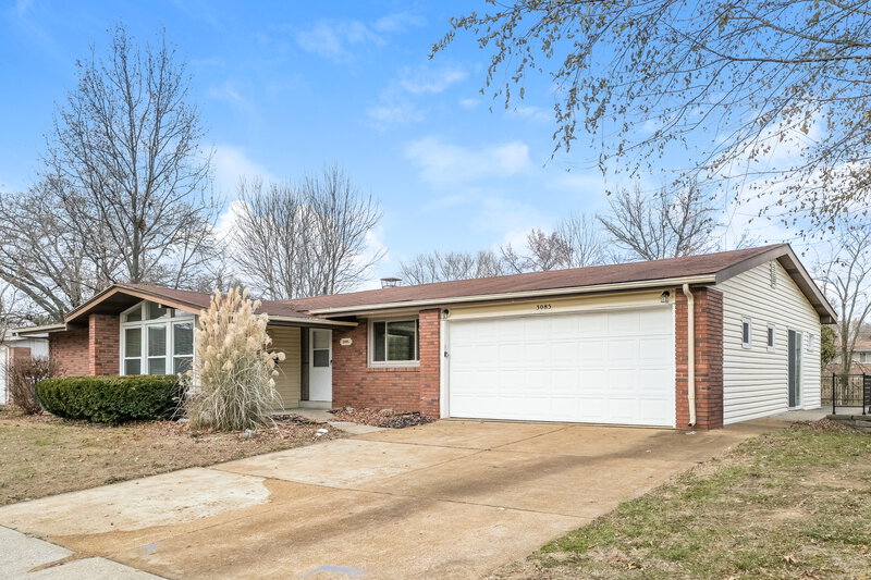 2,240/Mo, 3085 Parker Rd Florissant, MO 63033 Front View