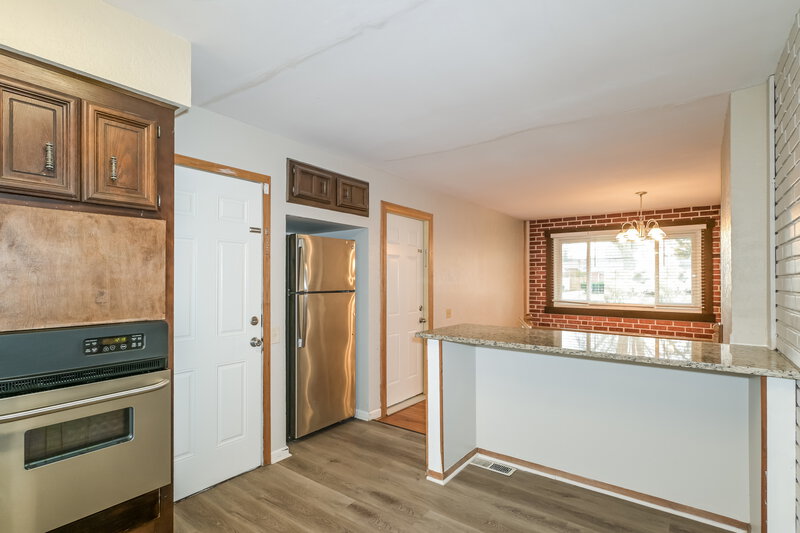 2,240/Mo, 3085 Parker Rd Florissant, MO 63033 Kitchen View 2