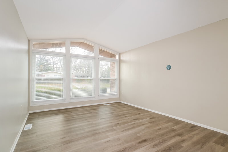 2,240/Mo, 3085 Parker Rd Florissant, MO 63033 Family Room View 2