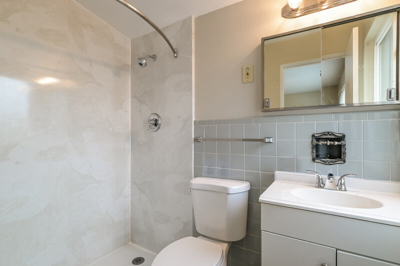 2,240/Mo, 3085 Parker Rd Florissant, MO 63033 Main Bathroom View