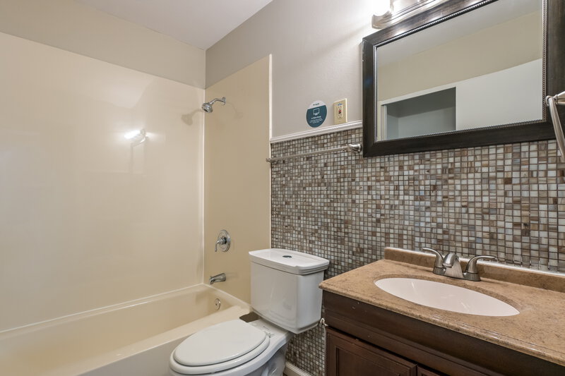 2,240/Mo, 3085 Parker Rd Florissant, MO 63033 Bathroom View