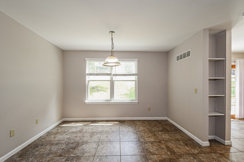 2,205/Mo, 17 Hollow Tree Ct Saint Peters, MO 63376 Dining Room View