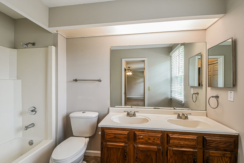 2,205/Mo, 17 Hollow Tree Ct Saint Peters, MO 63376 Main Bathroom View
