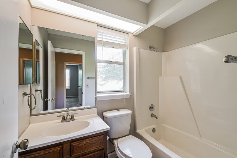 2,205/Mo, 17 Hollow Tree Ct Saint Peters, MO 63376 Main Bathroom View 2