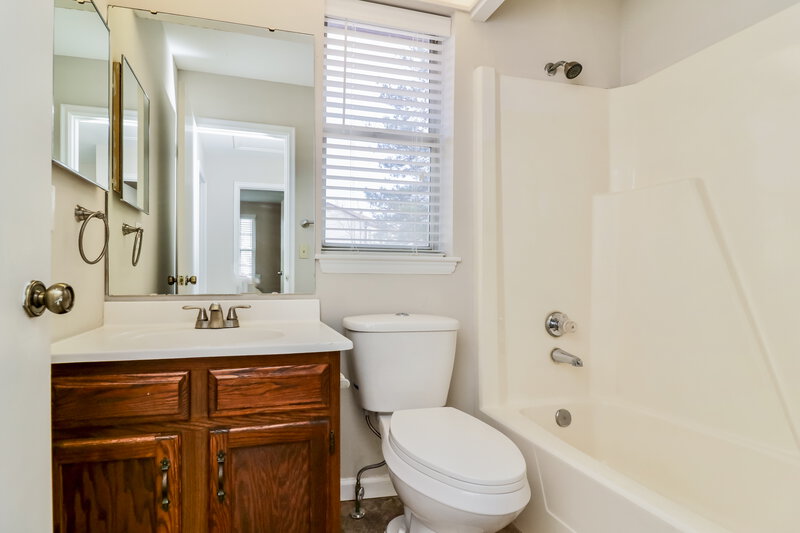 1,645/Mo, 17 Hollow Tree Ct St Peters, MO 63376 Bathroom View 2