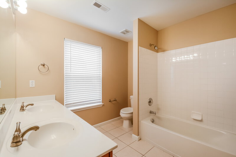2,415/Mo, 126 August Place Ct Florissant, MO 63034 Main Bathroom View