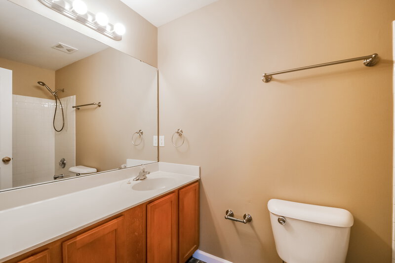 2,415/Mo, 126 August Place Ct Florissant, MO 63034 Bathroom View