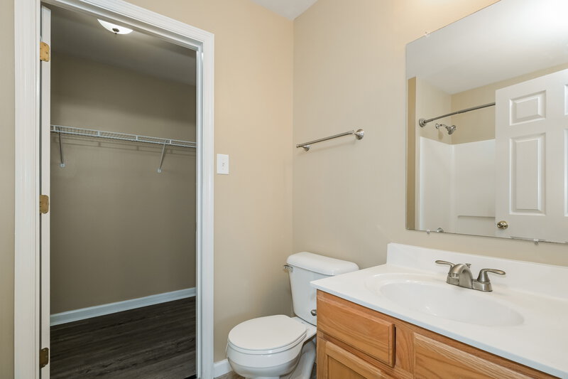 1,880/Mo, 1202 Liberty Crossing Herculaneum, MO 63048 Main Bathroom View