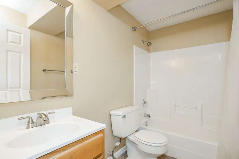 1,880/Mo, 1202 Liberty Crossing Herculaneum, MO 63048 Bathroom View 2