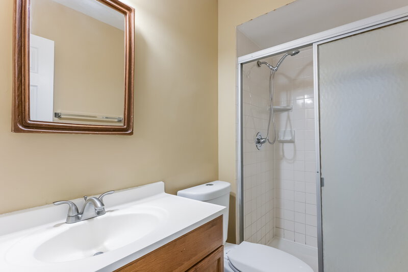 2,920/Mo, 3825 Arbre Ln Florissant, MO 63034 Main Bathroom View